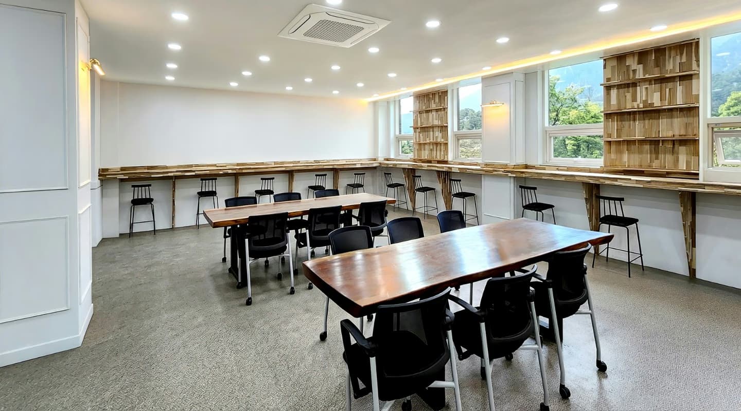 목재 테이블과 밝은 창가 좌석이 있는 김미연학원 스터디카페